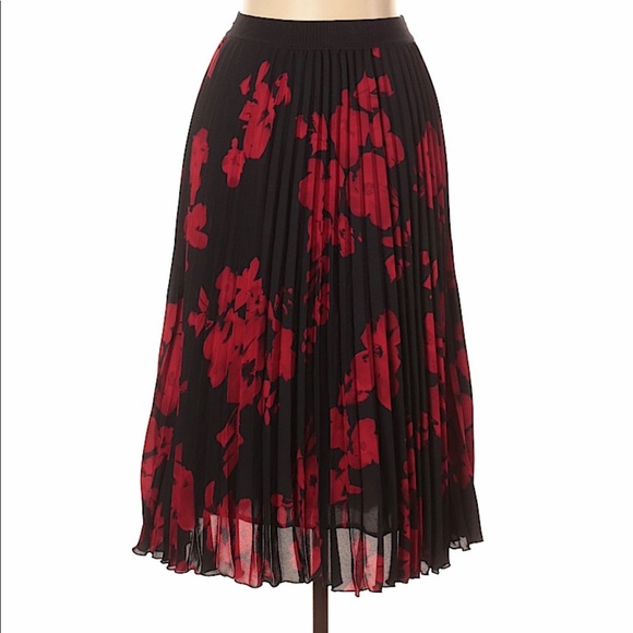 H&M Dresses & Skirts - H&M black and red floral pleated skirt size 10